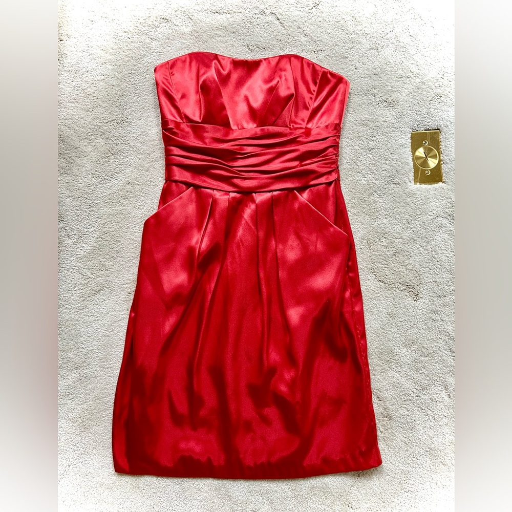 Strapless red dress with pockets
